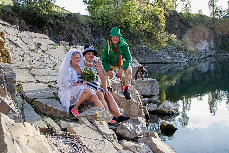Otužilci a zimní plavci Martin a Lucie Hanáčkovi měli svatbu v jeskyni ve Sloupu na Blanensku. Po obřadu si šli s přáteli zaplavat do zatopeného lomu v Šošůvce.