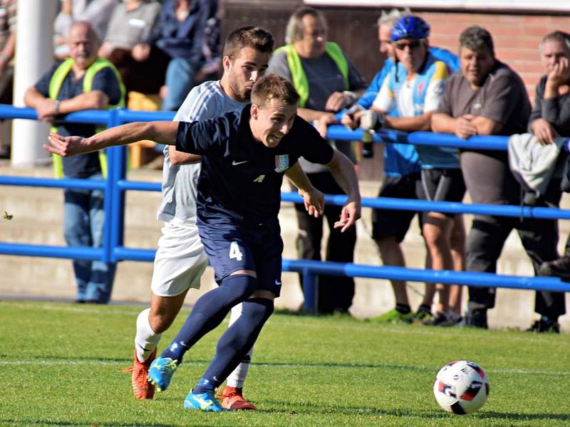 Fotbalisté Blanska (modré dresy) pokračují ve vítězném tažení divizní skupinou D. Na domácím hřišti porazili MSK Břeclav 4:0.