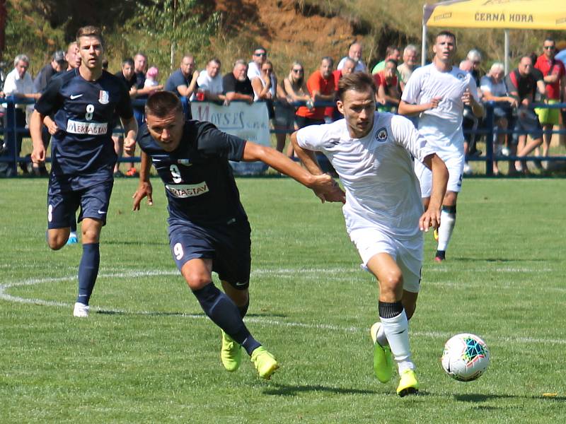 V úvodním kole nového ročníku MSFL porazil nováček FK Blansko (modré dresy) v regionálním derby tým MFK Vyškov 3:1.