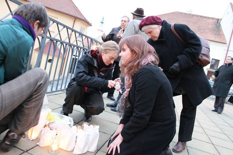 V ulicích Boskovic zářily plamínky svíček. Boskovičtí je rozsvítili, aby uctili památku Židů z Boskovicka a připomněli si tak smutné sedmdesátileté výročí jejich transportu do Terezína.