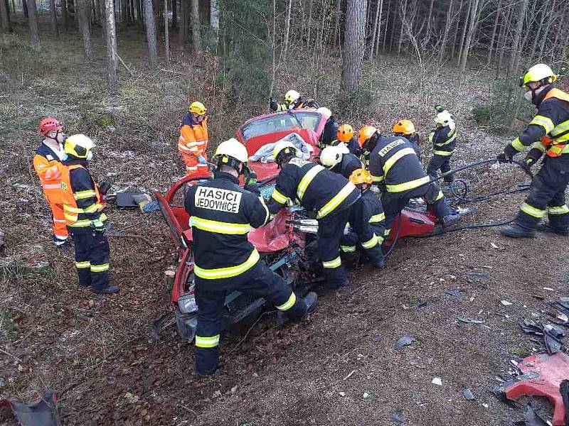 Pomoc hasičů po havárii osobních aut u Rudice.