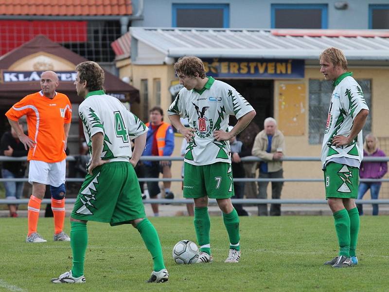 Na první podzimní vítězství čekali fotbalisté Rájce-Jestřebí v I. A třídě až do šestého kola. Na domácím trávníku Ráječtí v neděli překvapivě porazili tým z popředí tabulky Slovan Brno. Jedenáctka kouče Jaroslava Málka vyhrála 2:1.