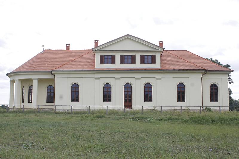 Za poslední dva roky je lovecký zámeček Lány  v břeclavské oboře Soutok, už potřetí na prodej.