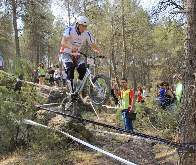 Česká biketrialová výprava veze z katalánské Odeny titul mistra světa v kategorii elite. Zlato ve Španělsku obhájil Václav Kolář. Senzační čtvrté místo pak při svém prvním startu mezi elitou přidal Kolářův parťák z Blanska Martin Kakáč.