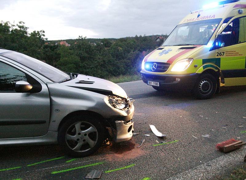 U Svinošic zemřel po střetu s autem čtyřiačtyřicetiletý motorkář.