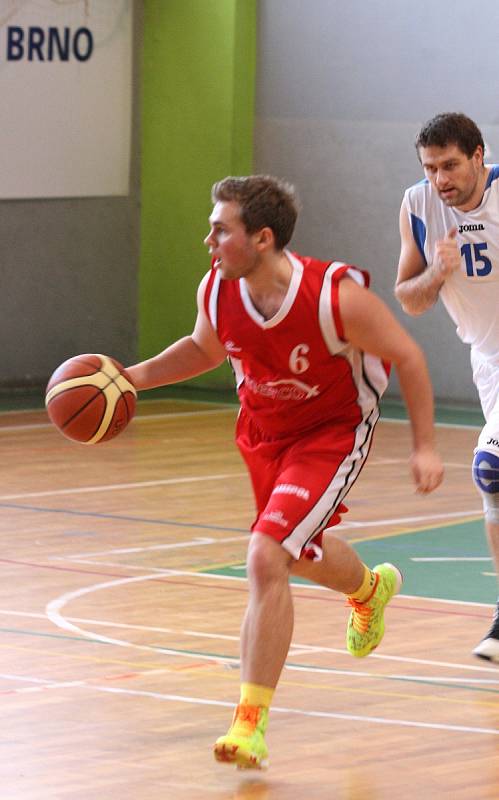 Basketbalisté ASK Blansko (v bílém) zatím v OP II válí. O víkendu vyhráli oba domácí zápasy. V sobotu oplatili béčku Uherského Brodu dosud jedinou porážku v sezoně. V neděli pak v tréninkovém tempu rozstříleli rezervu Kroměříže. (v červeném).