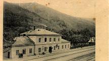 Adamovské nádraží z počátku 20. století zachycené na historické pohlednici.