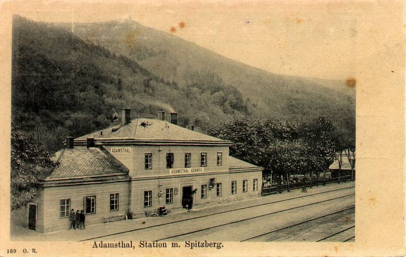 Adamovské nádraží z počátku 20. století zachycené na historické pohlednici.