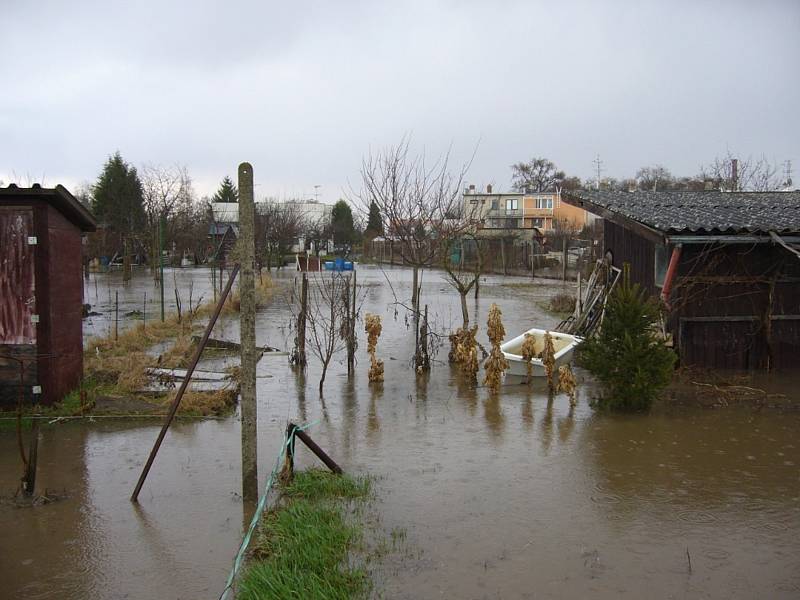 Rozvodněná řeka Dyje v Břeclavi na přelomu března a dubna 2006.