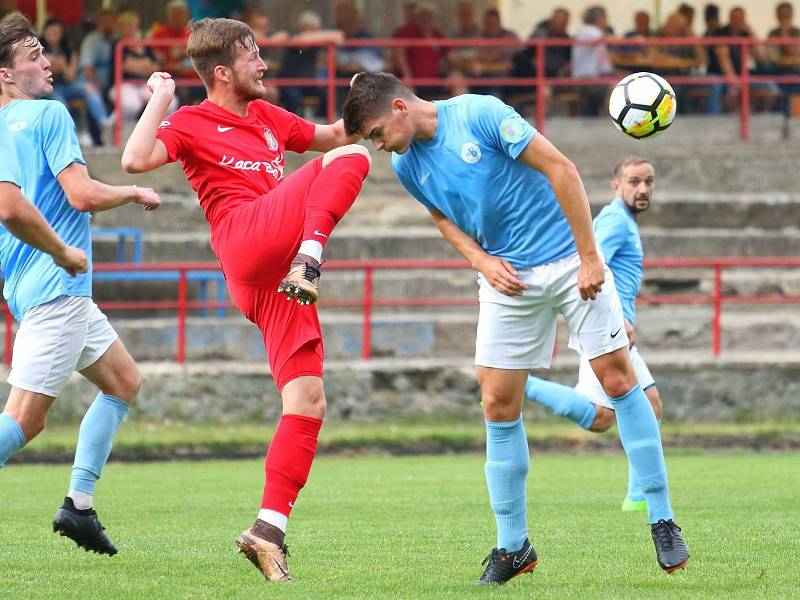 V krajském přeboru remizovali fotbalisté FC Boskovice (modré dresy) se Sokolem Lanžhot 1:1.