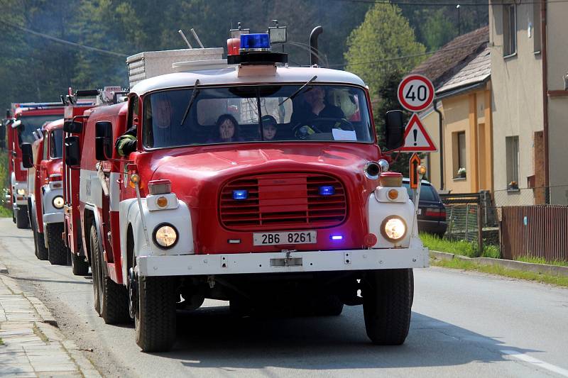 Ve Křtinách se v neděli konala šestnáctá hasičská pouť. Dorazila na ni zhruba čtyřicítka sborů dobrovolných hasičů. Ti předvedli historickou techniku i ukázky zásahů.