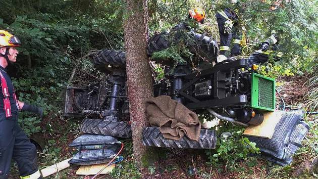 Několik jednotek hasičů zasahovalo při nehodě traktoru, který se v nepřístupném terénu zřítil ze srázu z lesní cesty.