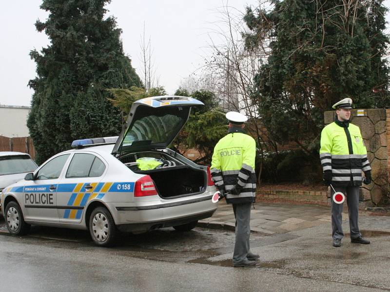 Policisté střežili železniční přejezdy. Na mušku si vzali, jak chodce, tak řidiče aut. Jako první porušila předpisy řidička, která projela rájeckým přejezdem na červenou. 