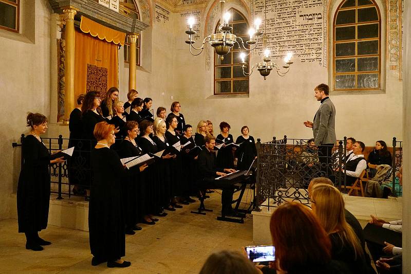 Ze 7. ročníku Setkání moravských a slovinských sborů v synagoze, kde vystoupili mužský pěvecký sbor Bratrstvo a Vachům sbor moravských učitelek v Brna