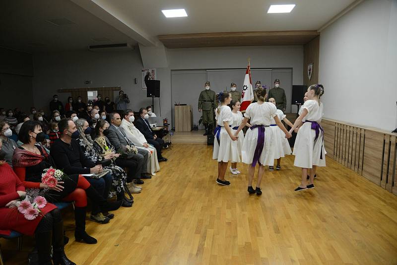 Slavnostní představení a žehnání vlajky města Adamova.