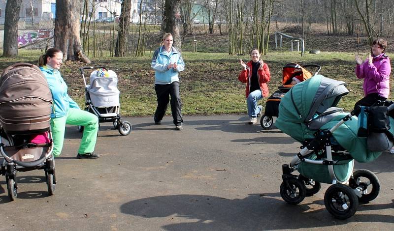 Strollering. To je sportovní chůze s kočárkem, proložená speciálními posilovacími cviky na zformování postavy.