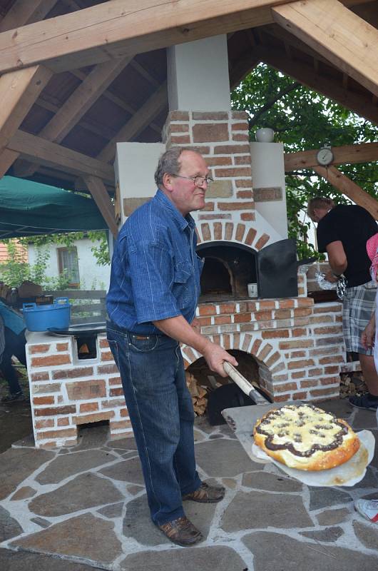 V Senetářově v sobotu pekli koláče a vařili guláše. Konal se tam Den venkovských pícek.