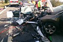 Vážná nehoda dvou osobních aut na silnici I/43 u odbočky na Voděrady. Tři lidé se zranili.