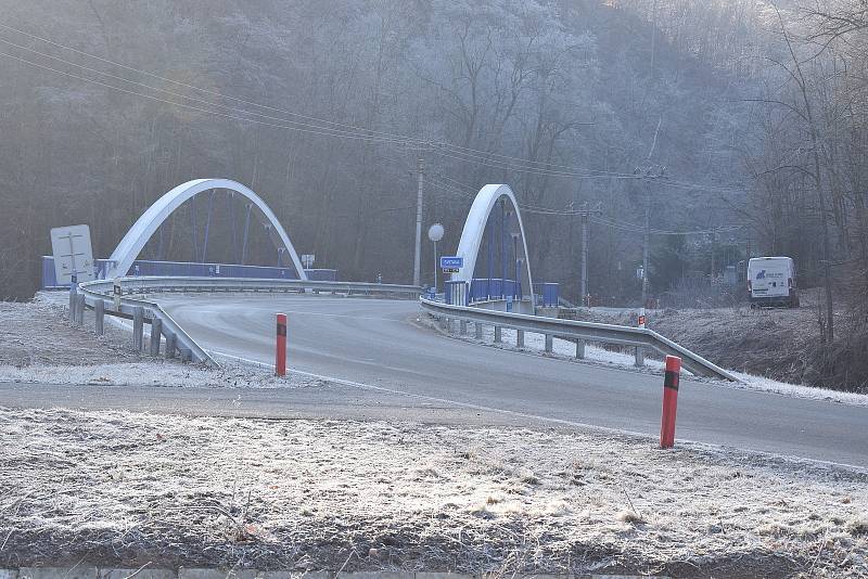 Silnice mezi Adamovem a Bílovicemi nad Svitavou je na řadě míst ve špatném stavu. Do prosince ji navíc zatíží kvůli výluce autobusy.