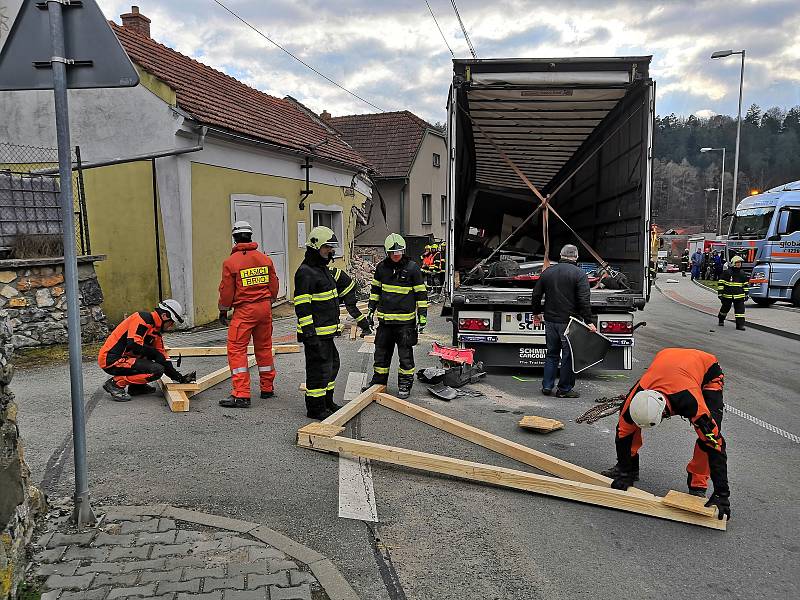 Do domu v Lažánkách, kde žije Jiří Zouhar s rodinou, narazil kamion.