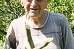František Novák z Adamova (na snímcích) má chatu u řeky Svitavy už přes padesát let. Na zahradu mu občas chodí srnky. Před několika dny však měl jinou návštěvu. Dvě jabloně mu okousal bobr.