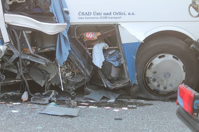 Nehoda se stala asi půl kilometru před kruhovým objezdem v Černé Hoře ze směru od Brna. Řidič osobního auta Mazda Premacy, který jel od Brna, čelně narazil do linkového autobusu.