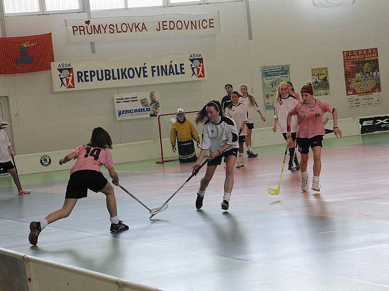 Prestižní finálový turnaj Mistrovství České republiky ve florbale středních škol hostila sportovní hala jedovnické průmyslovky. 