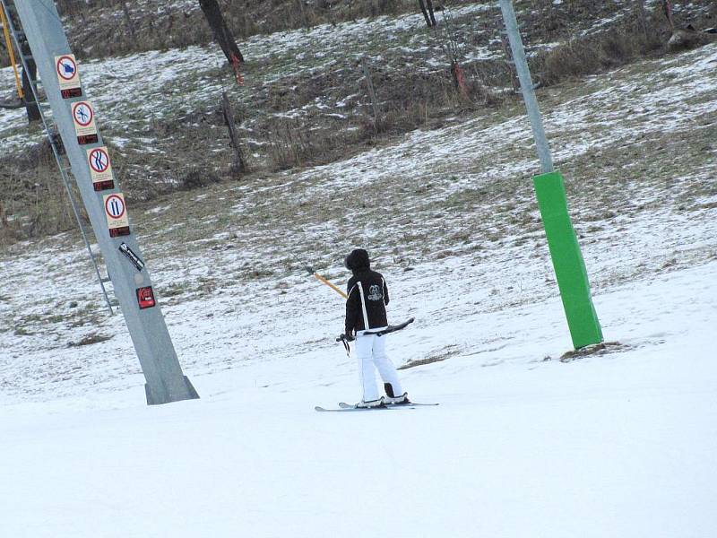 Ve skiareálu v Olešnici se lyžuje již od prosince. Na sjezdovce je přes sedmdesát centimetrů sněhu.