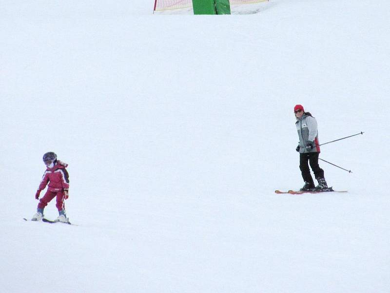 Ve skiareálu v Olešnici se lyžuje již od prosince. Na sjezdovce je přes sedmdesát centimetrů sněhu.