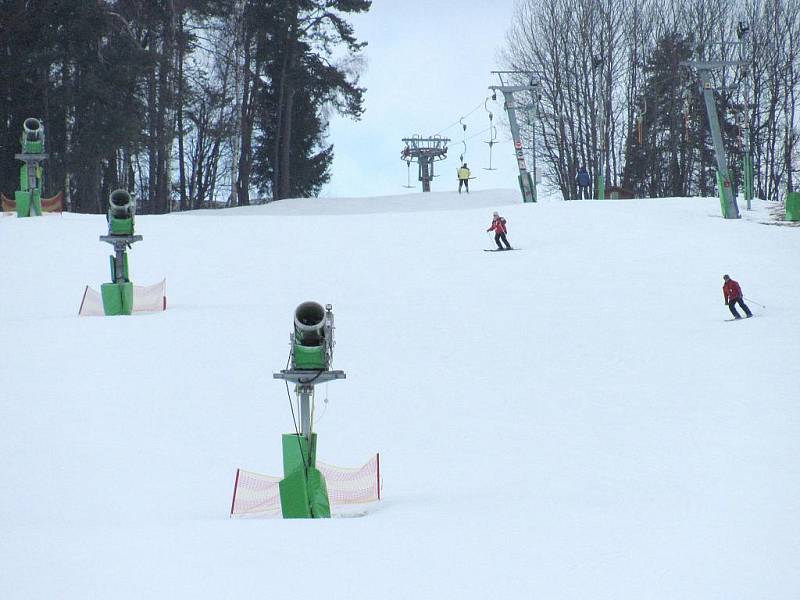 Ve skiareálu v Olešnici se lyžuje již od prosince. Na sjezdovce je přes sedmdesát centimetrů sněhu.