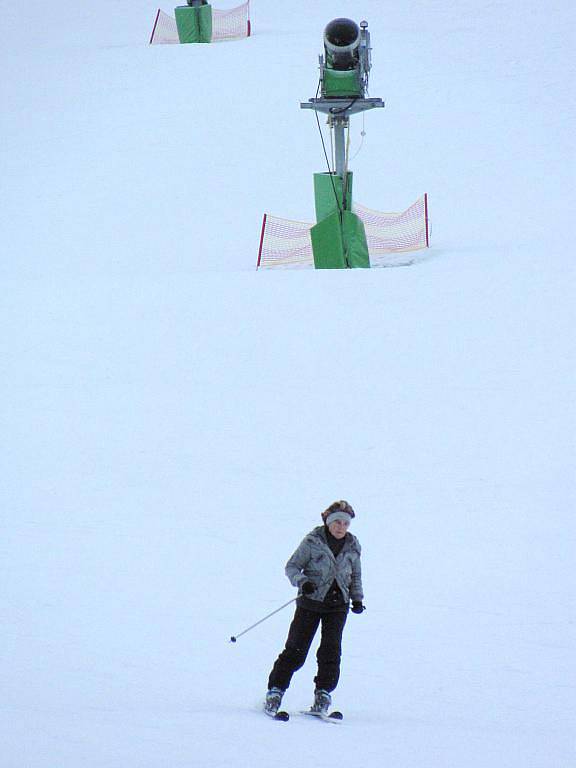 Ve skiareálu v Olešnici se lyžuje již od prosince. Na sjezdovce je přes sedmdesát centimetrů sněhu.