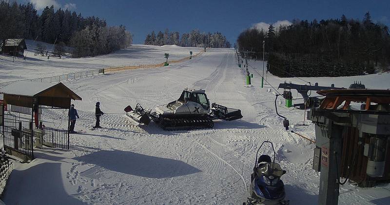 V Olešnici tahá od pátku lyžaře rolba. V pondělí je skiareál připravený otevřít.