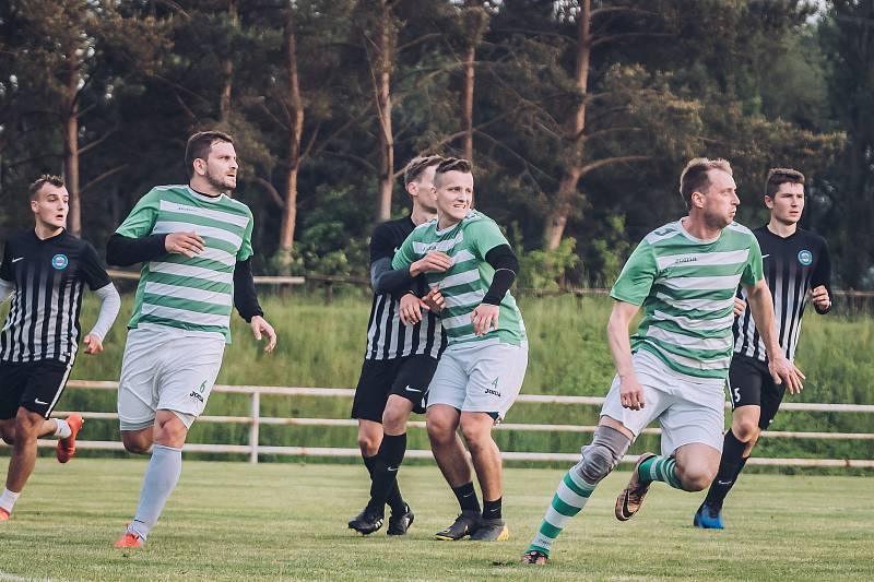 Fotbalisté Rájce-Jestřebí (zelenobílé dresy) v přípravě porazili Kunštát 6:3.