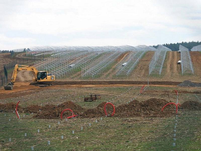 Rozestavěná fotovoltaická elektrárna v Ráječku.