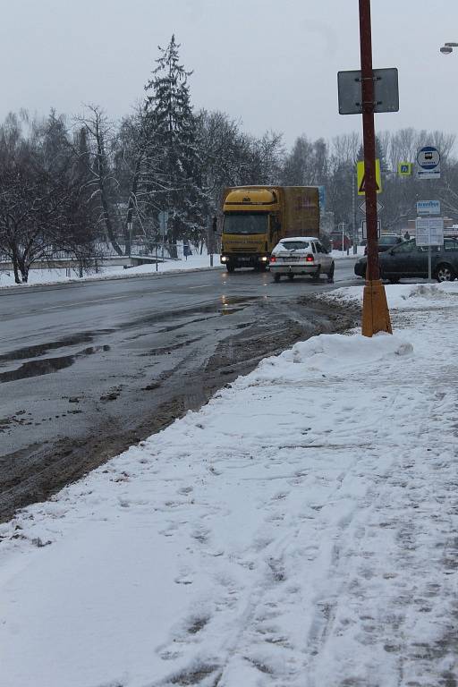 V neděli večer začalo i na Blanensku sněžit a sněhové závěje rostly celou noc. K žádným větším komplikacím však prozatím nedošlo.