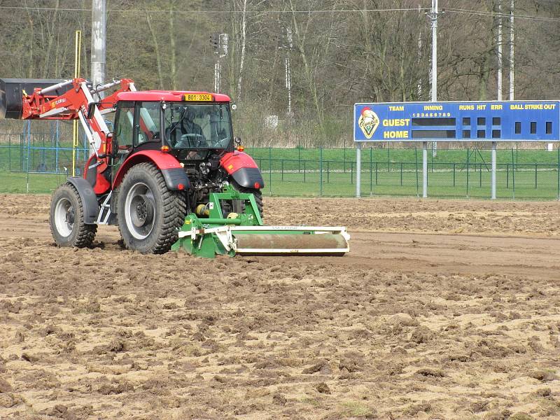 Baseballový stadion Olympie Blansko bude mít nový povrch centrálního hřiště. Padne na něj pět set tun písku a čtyřicet tun antuky. Oprava má stát milion korun.