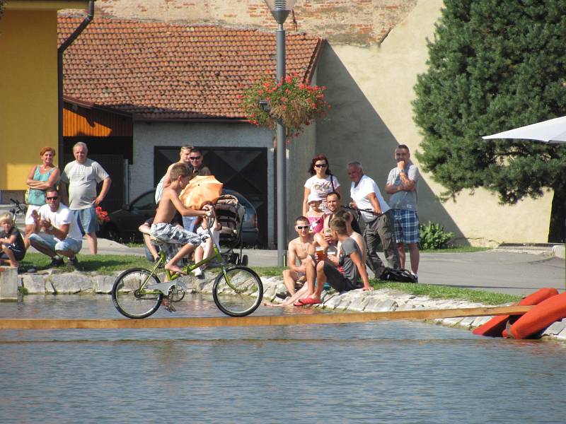 Zbluňk do vody. V neděli zkoušeli své štěstí soutěžící na Drnovické lávce.