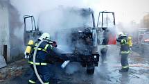 Nákladní auto Tatra ve středu hořelo na silnici z Křtin do Bukoviny na Blanensku. Kvůli zásahu hasičů byla silnice zablokovaná.