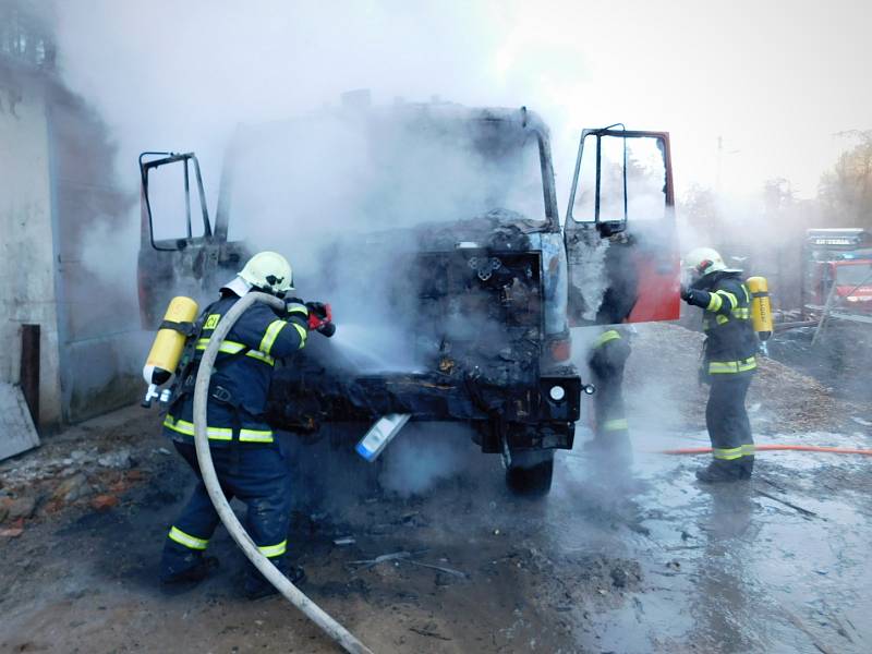 Nákladní auto Tatra ve středu hořelo na silnici z Křtin do Bukoviny na Blanensku. Kvůli zásahu hasičů byla silnice zablokovaná.