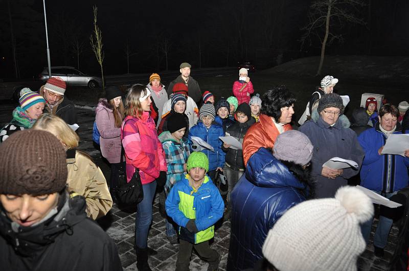 Křtinští zpívali koledy letos poprvé, asi osmdesát lidí se sešlo u tamního zámku.