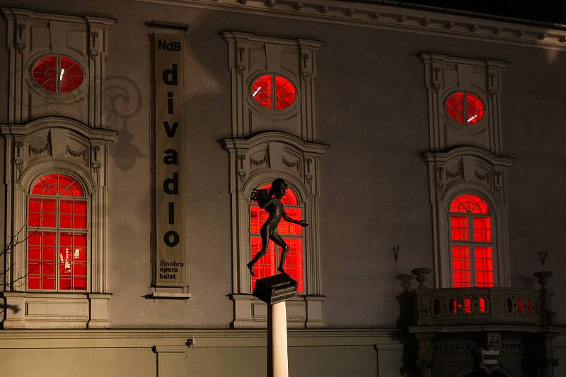 Divadla v Brně zahalila rudá barva. Připomněla osoby pronásledovené za jejich víru.