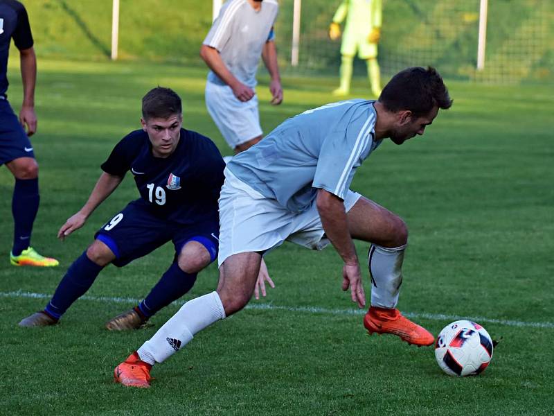 Fotbalisté Blanska (modré dresy) pokračují ve vítězném tažení divizní skupinou D. Na domácím hřišti porazili MSK Břeclav 4:0.