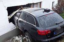 V Sebranicích sjelo osobní auto ze silnice až do obývacího pokoje.