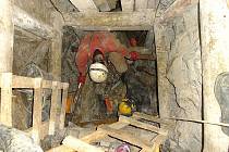 V jeskyních Moravského krasu bádá dvacet skupin speleologů. Letos hlásí nové objevy. Dvacet metrů hlubokou propast či dlouhé chodby.