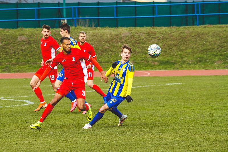Blanenští fotbalisté (v červeném) zvítězili na domácím hřišti s Varnsdorfem 2:0.