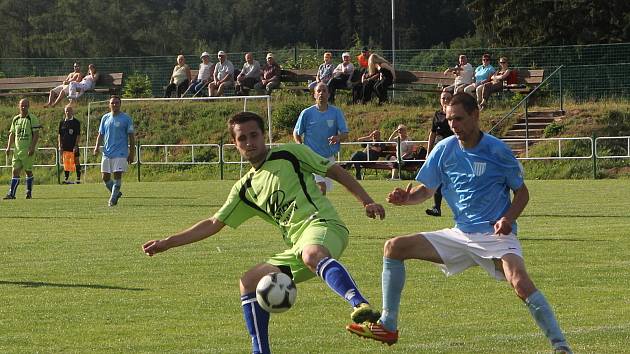 Fotbalisté Vilémovic (v bledě zelených dresech) porazili v posledním domácím zápase Slavkov 3:2.