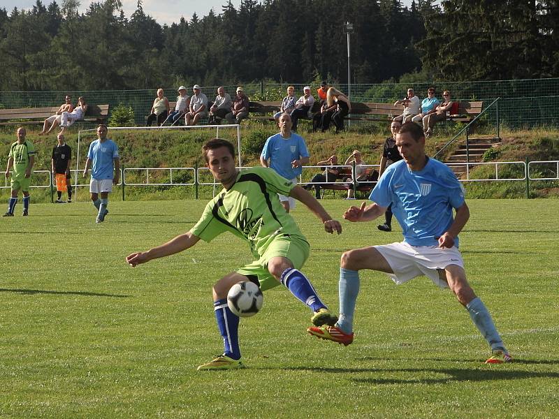 Fotbalisté Vilémovic (v bledě zelených dresech) porazili v posledním domácím zápase Slavkov 3:2.