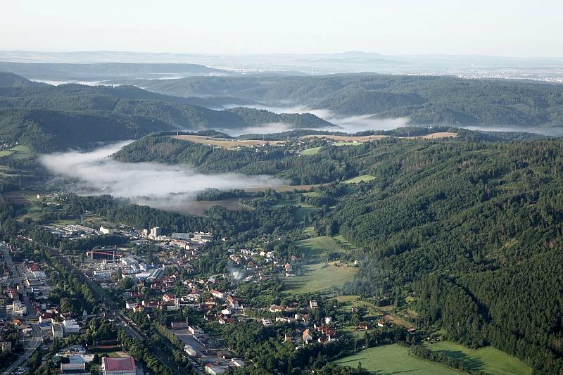 Dobré ráno Blanensko! Paraglidista Petr Buchta nafotil krajinu z ptačí perspektivy.