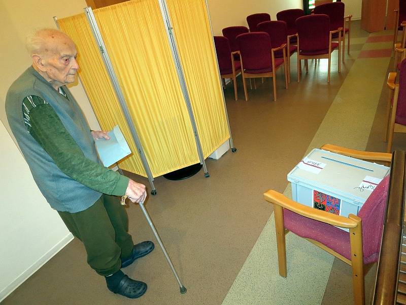 Nejstarším voličem v Senior centru v Blansku byl Rudolf Chalupa, který se narodil v roce 1917. 