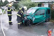 V Bukovině ve středu večer narazilo auto do odstaveného autobusu.